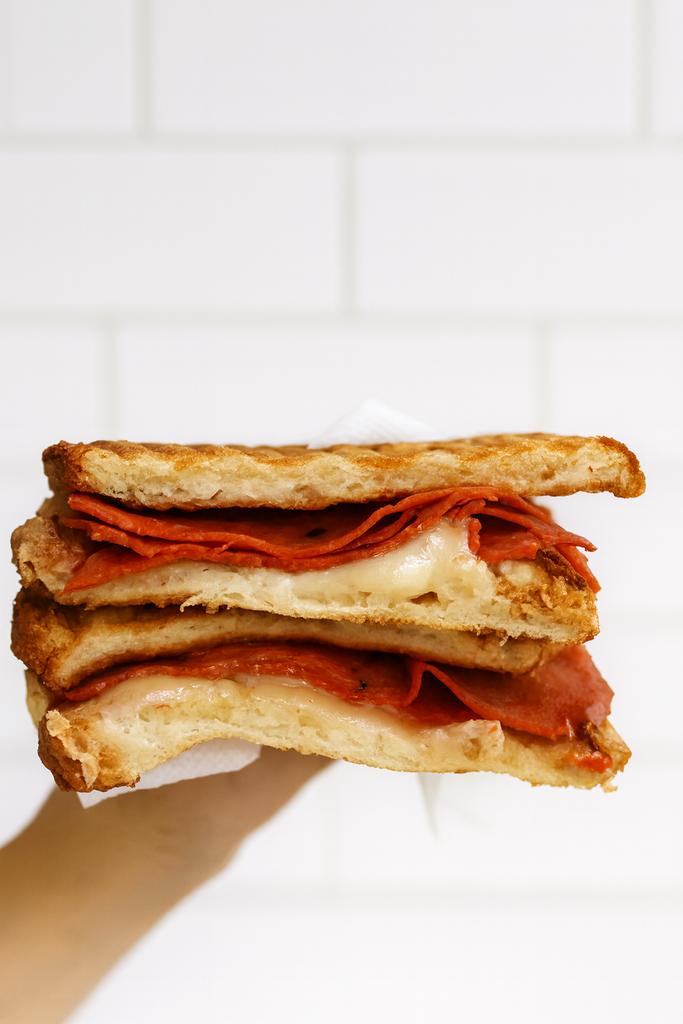 Tostado Salame y Queso Vegetal