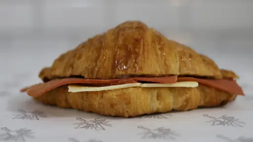Croissant Relleno Jamon y Queso